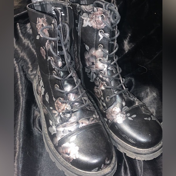 👟👠 2 for $100 | NWOT | STUNNING Black/Silver Floral Rose Pattern Combat Boots - Picture 2 of 4